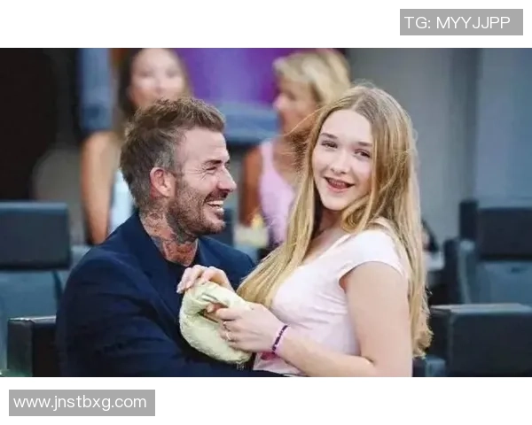 足球明星不慎绊倒女儿引发热议家庭温情瞬间感动网友