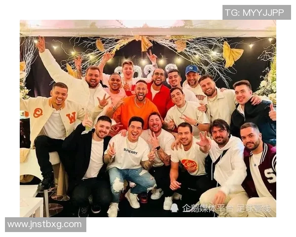 足球明星夜店狂欢夜照曝光引发粉丝热议与羡慕